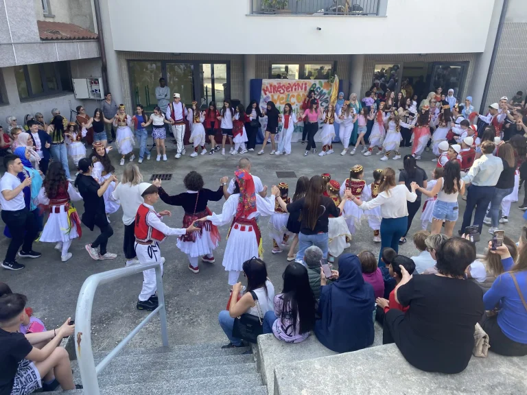 Evento interculturale Erranza ASD: danze tradizionali in cerchio con costumi, pubblico e community a Canonica d'Adda