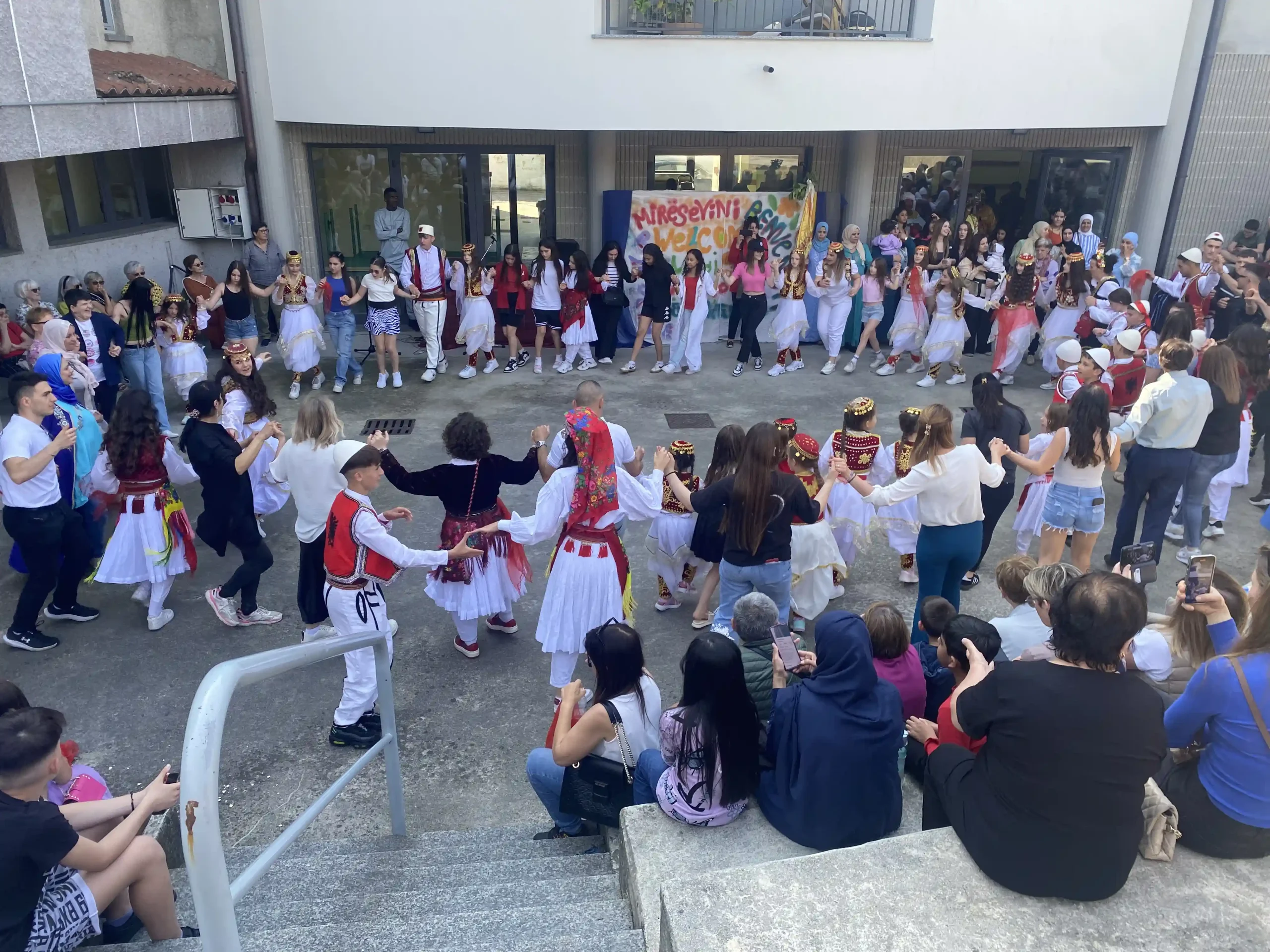 Evento interculturale Erranza ASD: danze tradizionali in cerchio con costumi, pubblico e community a Canonica d'Adda