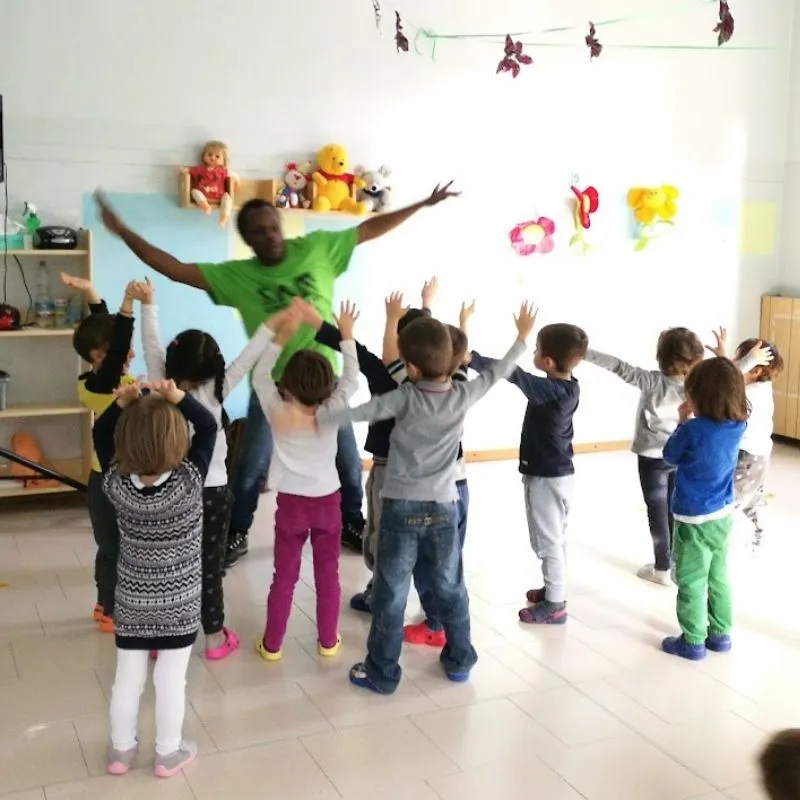 Bambini che danzano laboratorio Ritmo e Colore Erranza ASD Canonica d'Adda estate 2026