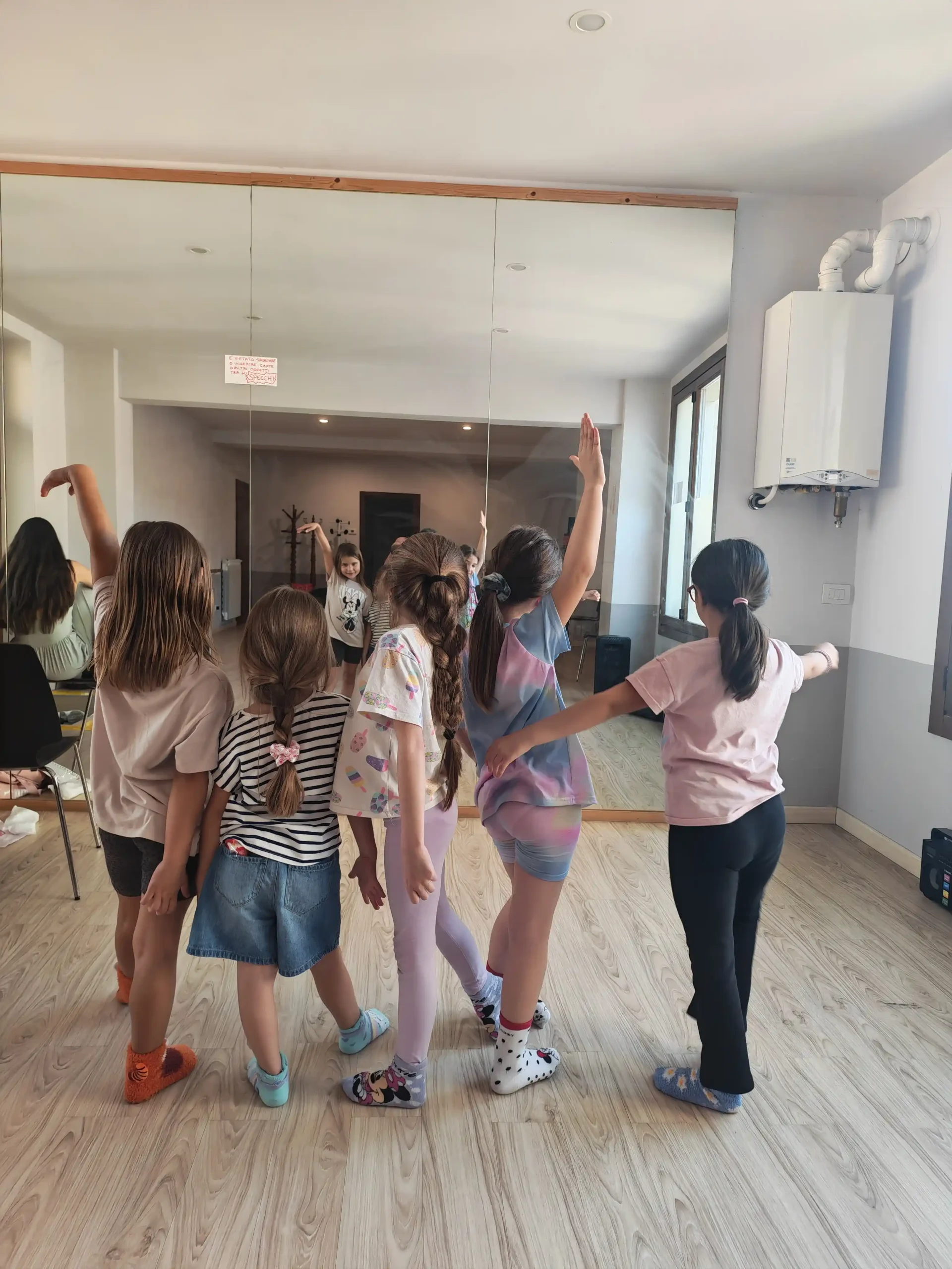 Bambine in lezione di danza nella sala Erranza ASD Via Lodi 58 Canonica d'Adda