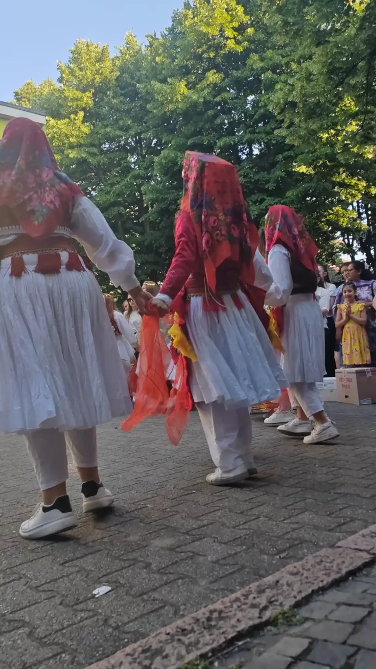 Danza interculturale alla festa delle ACLI di Cassano d'Adda — costumi tradizionali albanesi e romeni nel cortile dell'Istituto Comprensivo, maggio 2026