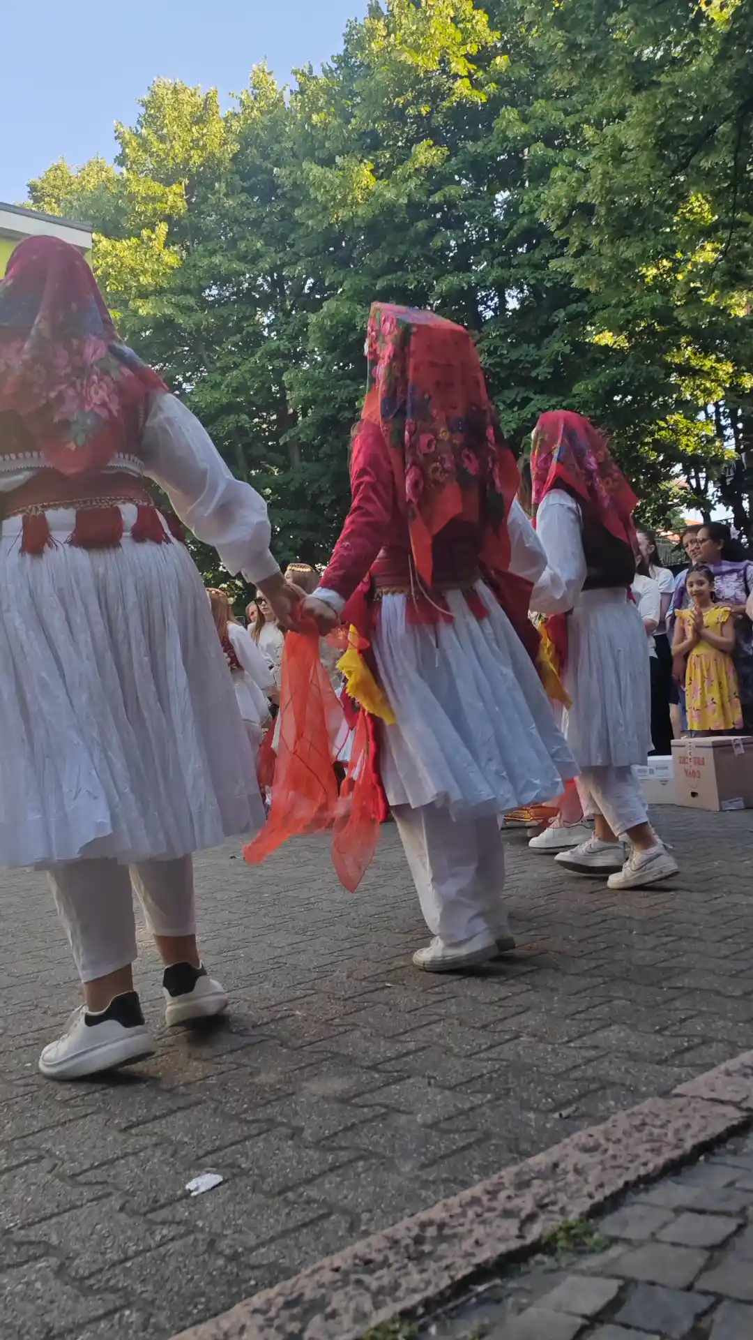 Danza interculturale alla festa delle ACLI di Cassano d'Adda — costumi tradizionali albanesi e romeni nel cortile dell'Istituto Comprensivo, maggio 2026