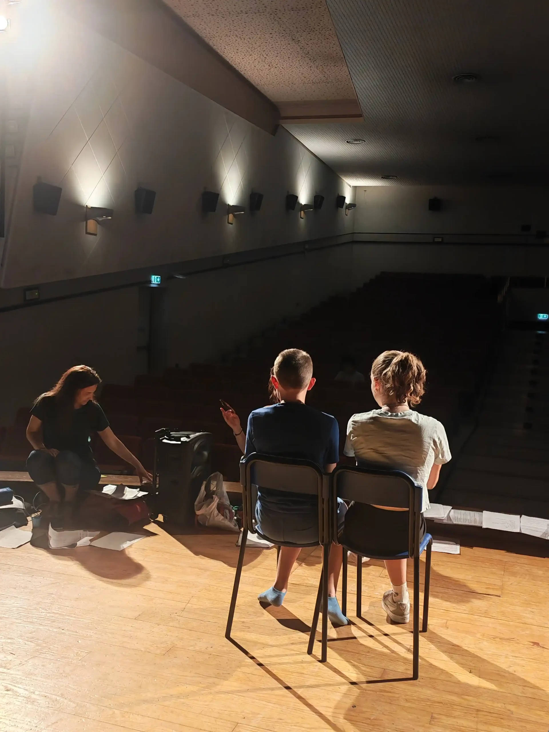 Ragazzi di teatro danza sul palco durante le prove Erranza ASD Canonica d'Adda